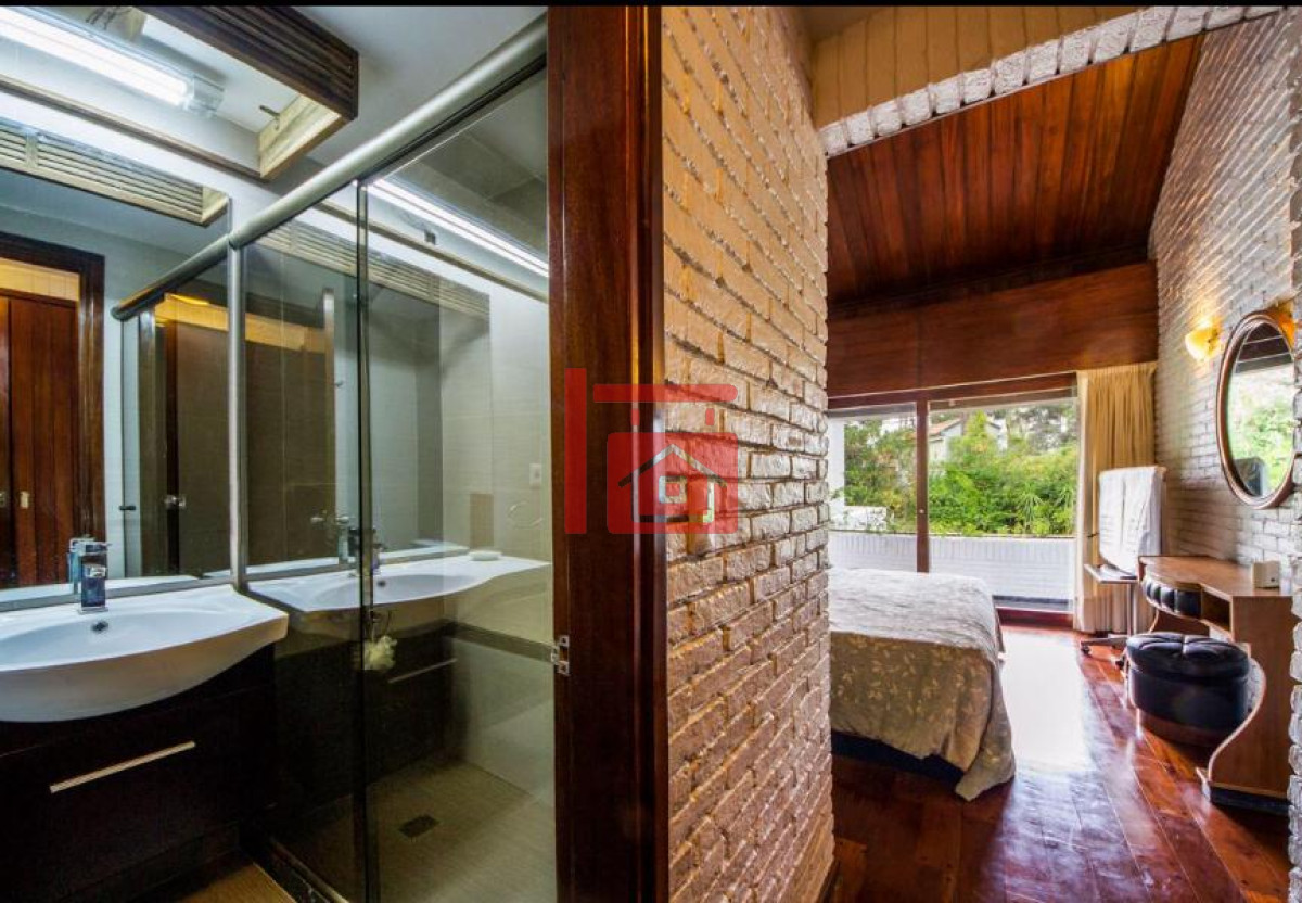 Casa ID.42 - Excelente Casa de 4 Dormitorios en Playa Mansa, Ideal para vivir todo el año