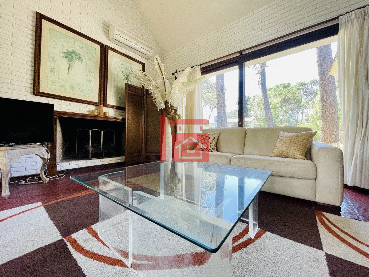 Casa ID.450 - Alquiler temporario de sólida y amplia casa de cinco dormitorios más dependencia de servicio y piscina, Lugano, Punta del Este