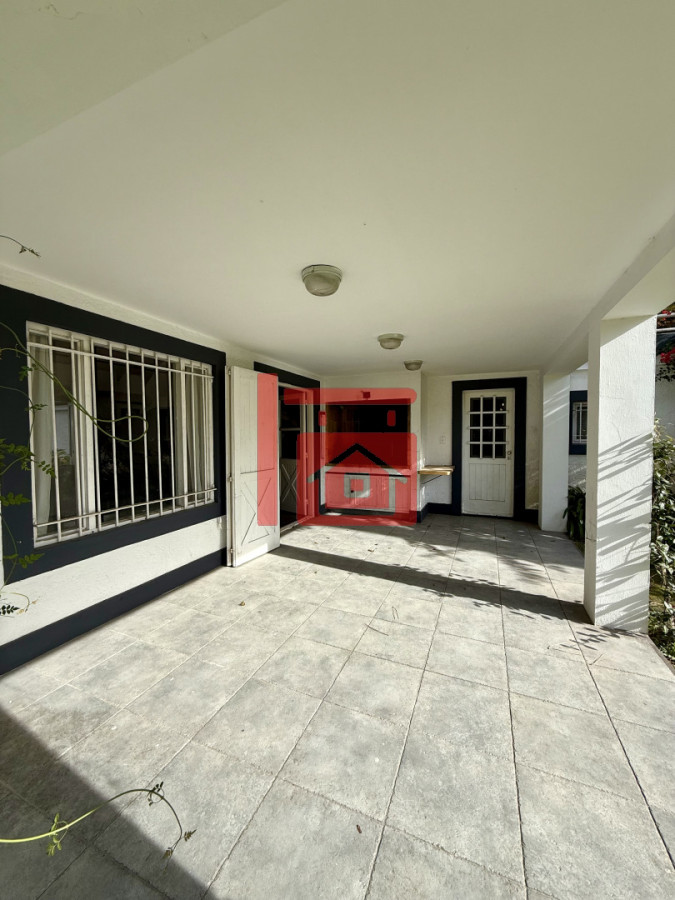Casa ID.409 - Casa de 3 Dormitorios más Dependencia y Piscina, en Aidy Grill Punta del Este, Ubicada a pasos del Mar