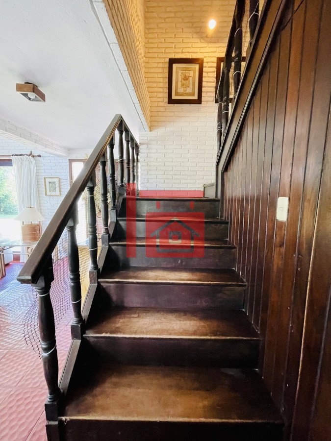 Casa ID.450 - Alquiler temporario de sólida y amplia casa de cinco dormitorios más dependencia de servicio y piscina, Lugano, Punta del Este