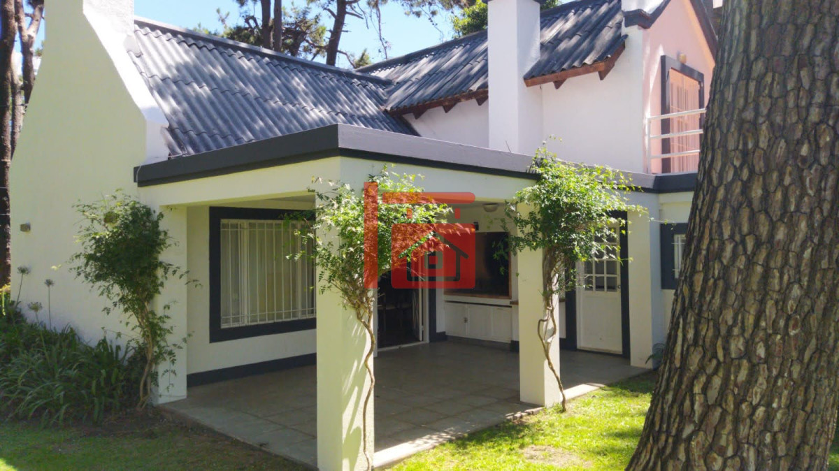 Casa ID.409 - Casa de 3 Dormitorios más Dependencia y Piscina, en Aidy Grill Punta del Este, Ubicada a pasos del Mar