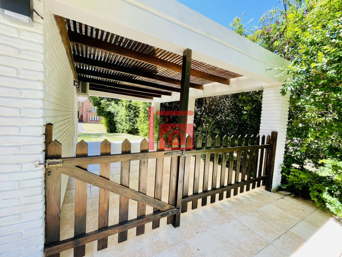 Casa ID.450 - Alquiler temporario de sólida y amplia casa de cinco dormitorios más dependencia de servicio y piscina, Lugano, Punta del Este