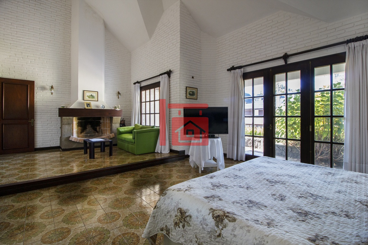 Casa ID.1307 - Venta de Casa de 4 Dormitorios y Piscina con gran parque en Playa Mansa, Punta del Este