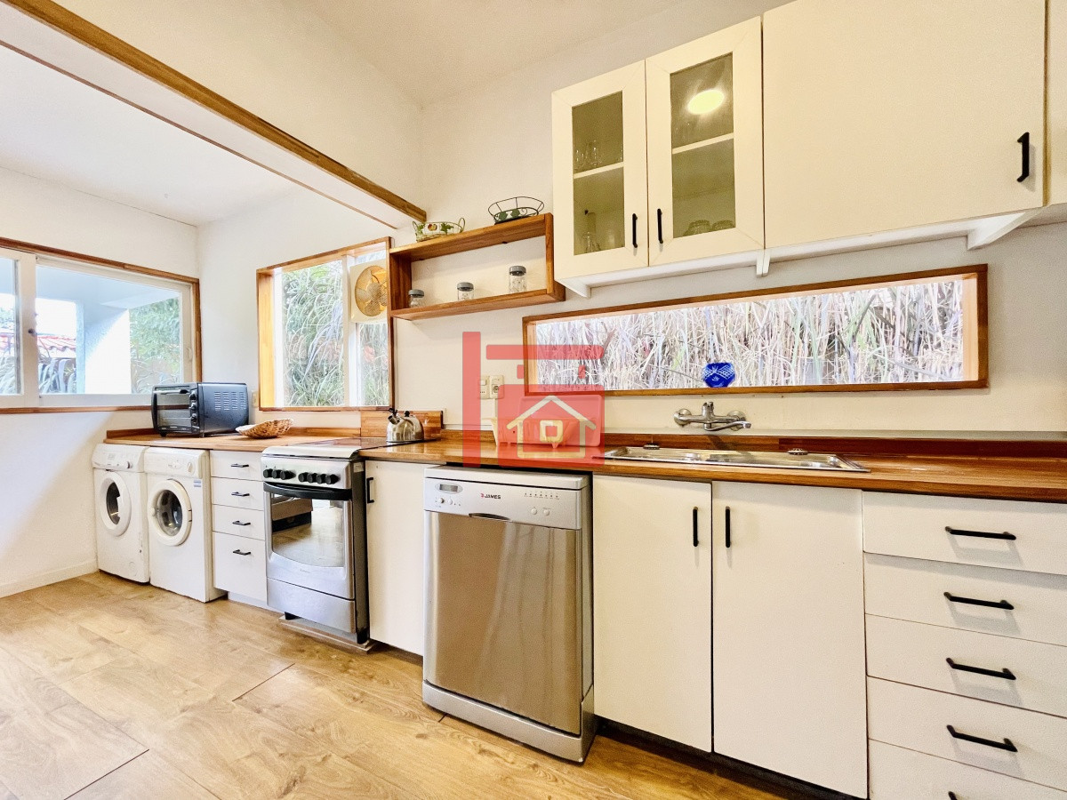 Casa ID.222 - Casa de 4 Dormitorios, Parrillero y Piscina a pocos metros del Mar, Playa Mansa