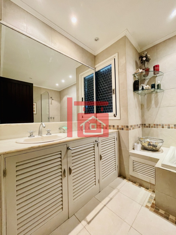 Casa ID.450 - Alquiler temporario de sólida y amplia casa de cinco dormitorios más dependencia de servicio y piscina, Lugano, Punta del Este