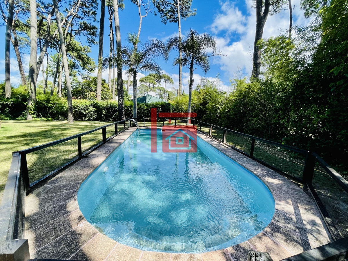 Casa ID.450 - Alquiler temporario de sólida y amplia casa de cinco dormitorios más dependencia de servicio y piscina, Lugano, Punta del Este