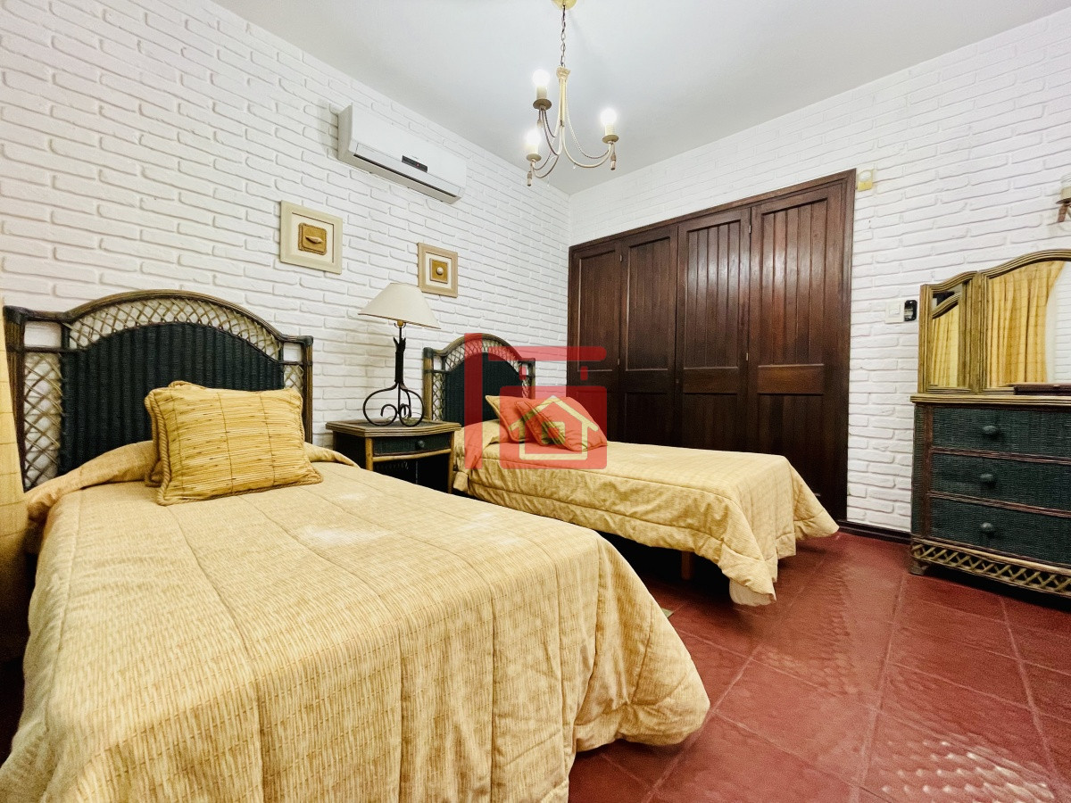 Casa ID.450 - Alquiler temporario de sólida y amplia casa de cinco dormitorios más dependencia de servicio y piscina, Lugano, Punta del Este