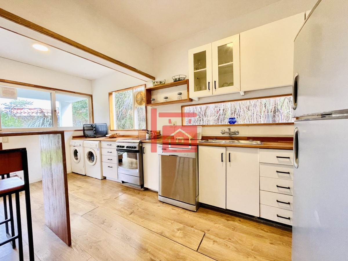 Casa ID.222 - Casa de 4 Dormitorios, Parrillero y Piscina a pocos metros del Mar, Playa Mansa