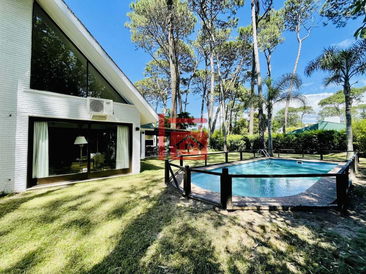 Casa ID.450 - Alquiler temporario de sólida y amplia casa de cinco dormitorios más dependencia de servicio y piscina, Lugano, Punta del Este