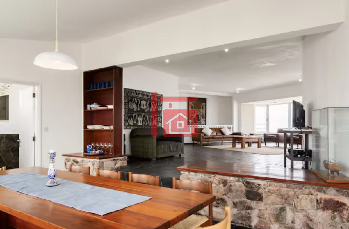 Casa ID.763 - Gran Casa en Venta sobre el Mar de 5 Dormitorios y Dependencia en Península, Punta del Este