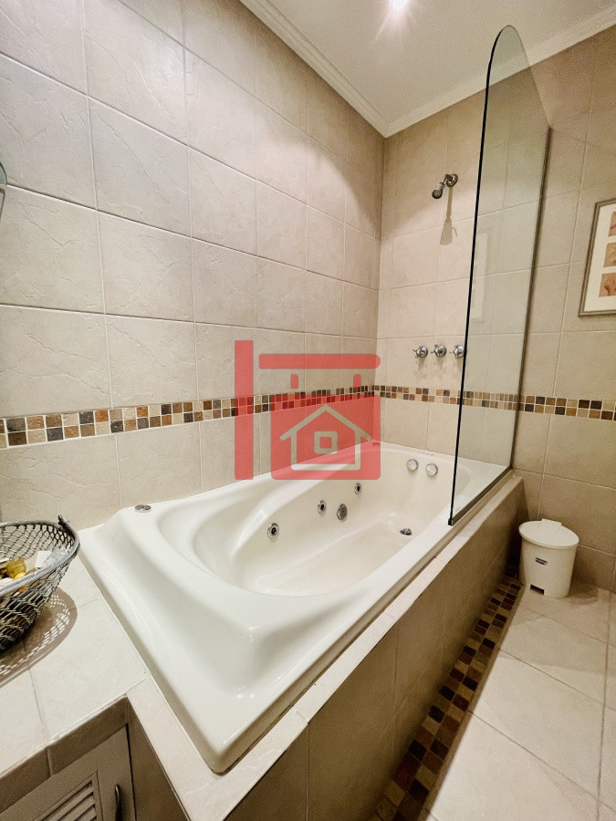 Casa ID.450 - Alquiler temporario de sólida y amplia casa de cinco dormitorios más dependencia de servicio y piscina, Lugano, Punta del Este