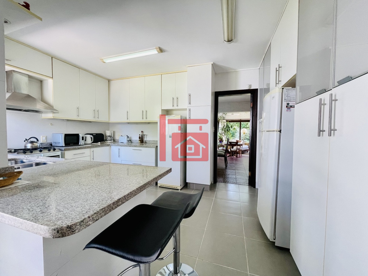 Casa ID.450 - Alquiler temporario de sólida y amplia casa de cinco dormitorios más dependencia de servicio y piscina, Lugano, Punta del Este