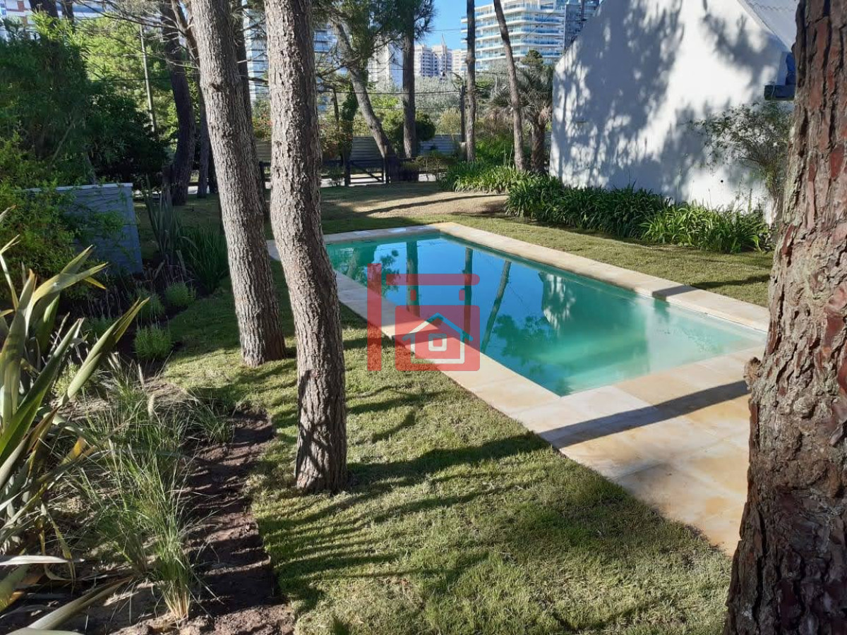 Casa ID.409 - Casa de 3 Dormitorios más Dependencia y Piscina, en Aidy Grill Punta del Este, Ubicada a pasos del Mar