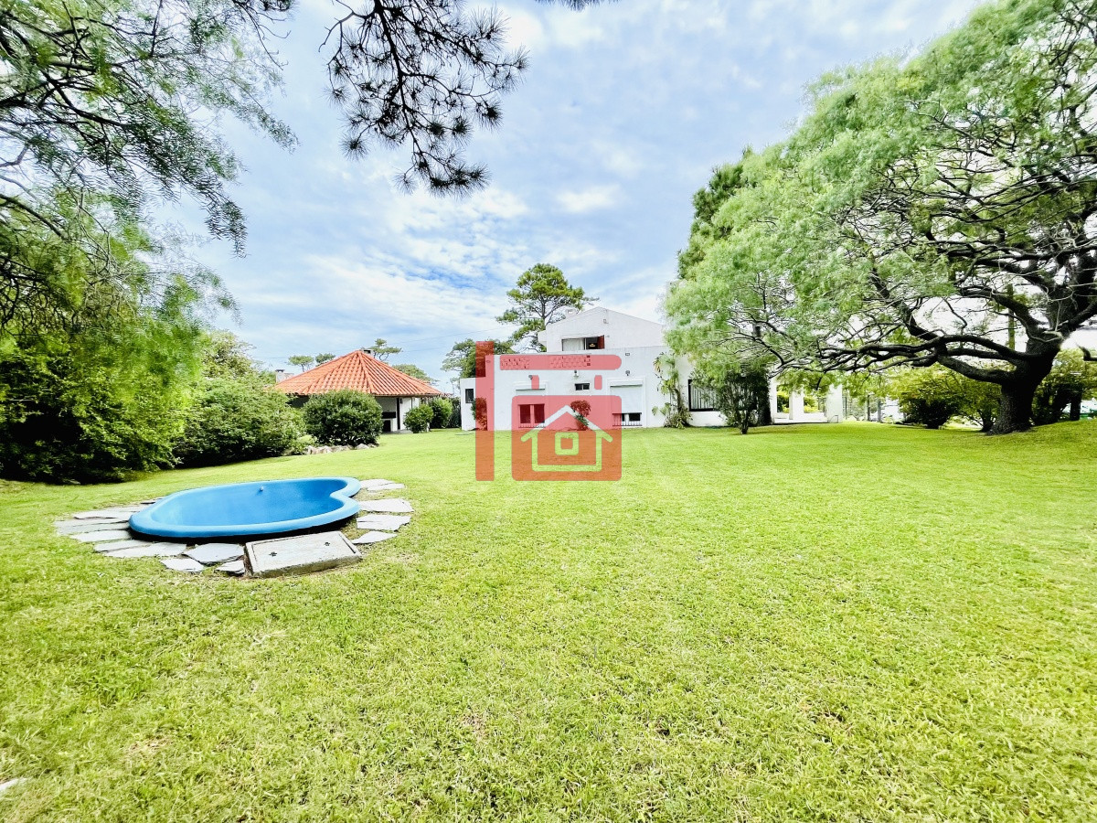 Casa ID.222 - Casa de 4 Dormitorios, Parrillero y Piscina a pocos metros del Mar, Playa Mansa