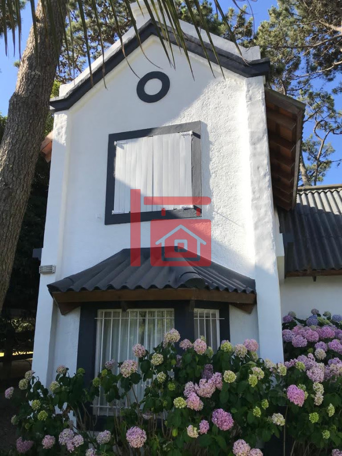 Casa ID.409 - Casa de 3 Dormitorios más Dependencia y Piscina, en Aidy Grill Punta del Este, Ubicada a pasos del Mar