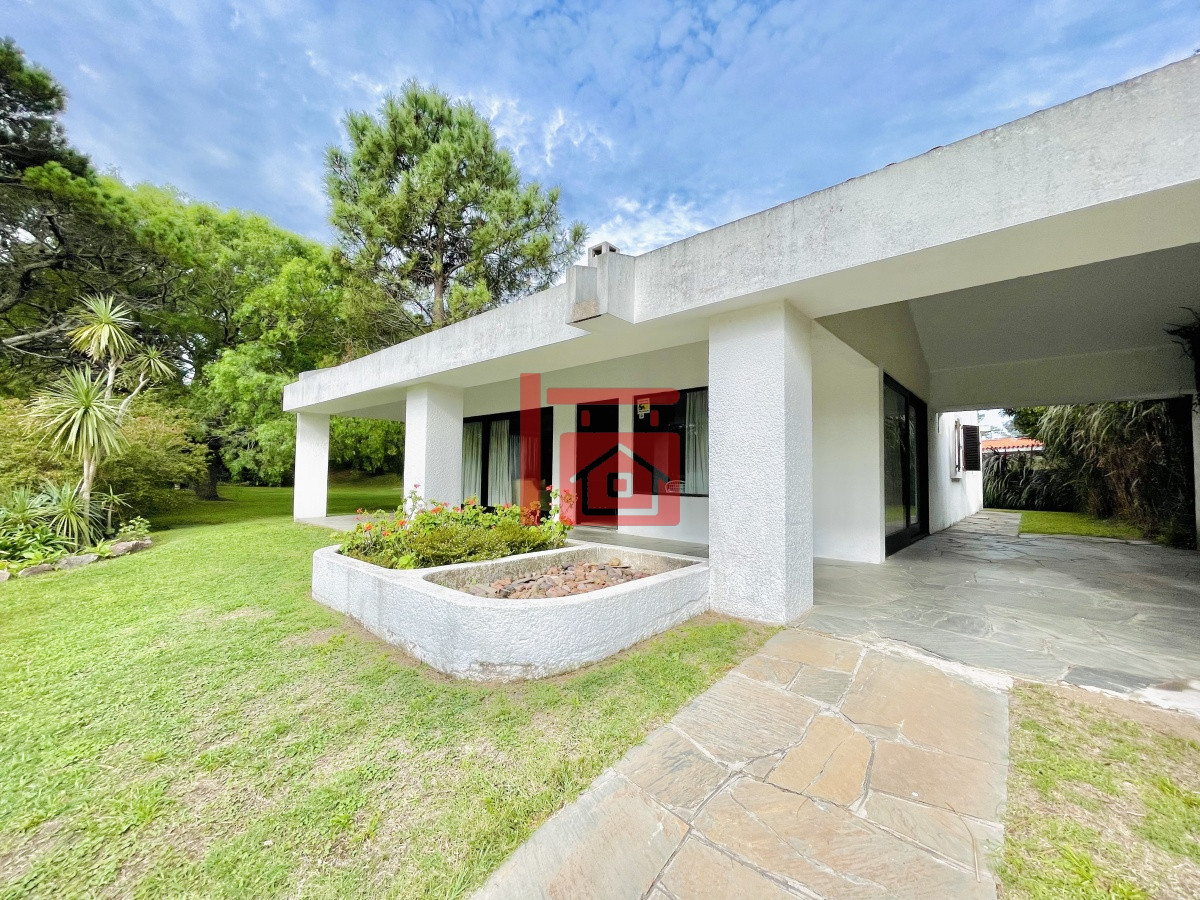 Casa ID.222 - Casa de 4 Dormitorios, Parrillero y Piscina a pocos metros del Mar, Playa Mansa