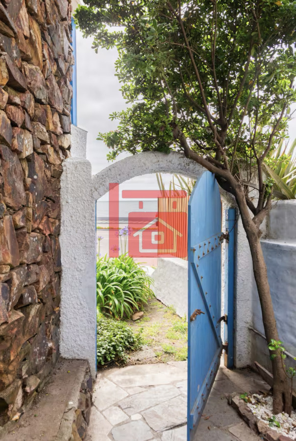 Casa ID.763 - Gran Casa en Venta sobre el Mar de 5 Dormitorios y Dependencia en Península, Punta del Este
