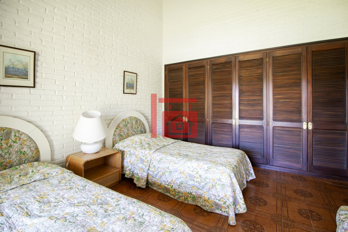 Casa ID.1307 - Venta de Casa de 4 Dormitorios y Piscina con gran parque en Playa Mansa, Punta del Este