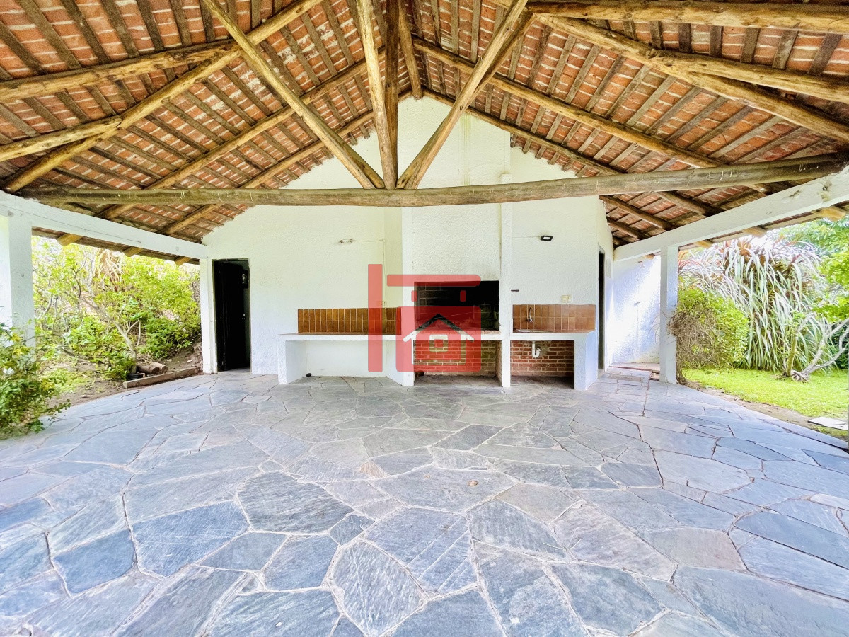 Casa ID.222 - Casa de 4 Dormitorios, Parrillero y Piscina a pocos metros del Mar, Playa Mansa