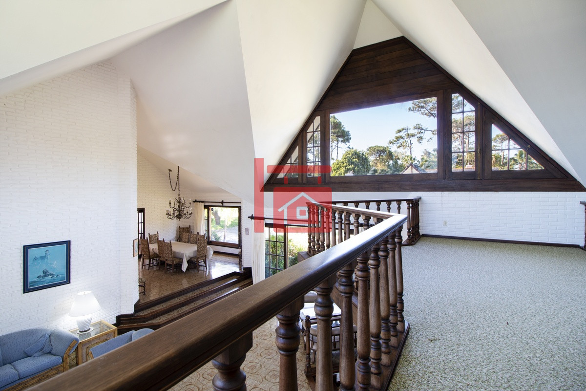 Casa ID.1307 - Venta de Casa de 4 Dormitorios y Piscina con gran parque en Playa Mansa, Punta del Este