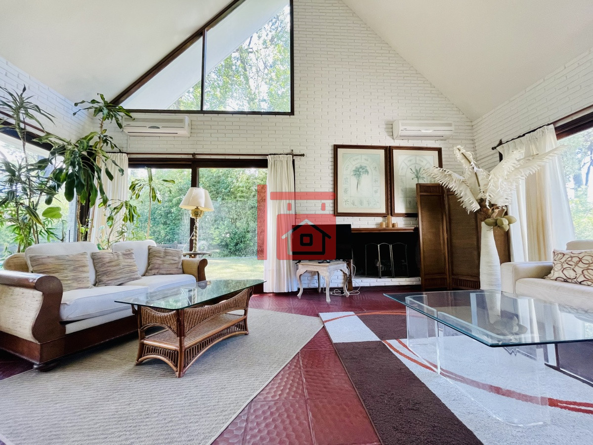 Casa ID.450 - Alquiler temporario de sólida y amplia casa de cinco dormitorios más dependencia de servicio y piscina, Lugano, Punta del Este