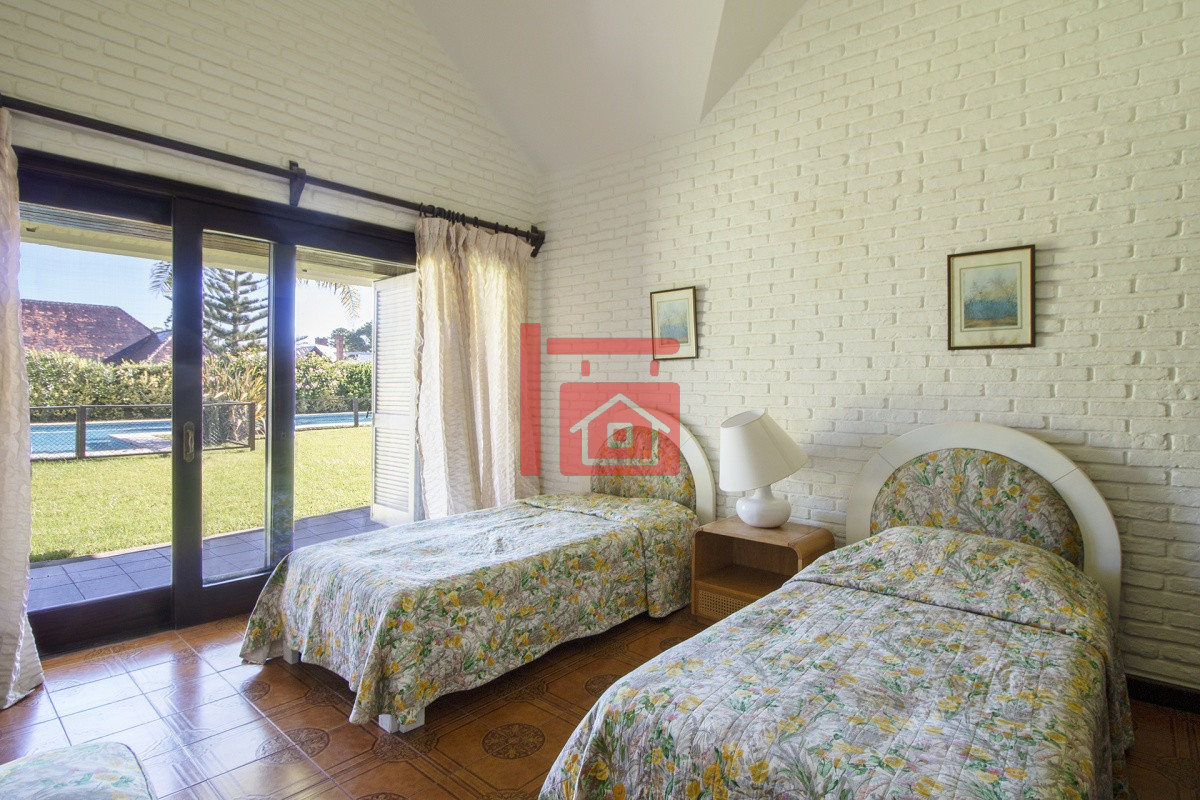 Casa ID.1307 - Venta de Casa de 4 Dormitorios y Piscina con gran parque en Playa Mansa, Punta del Este