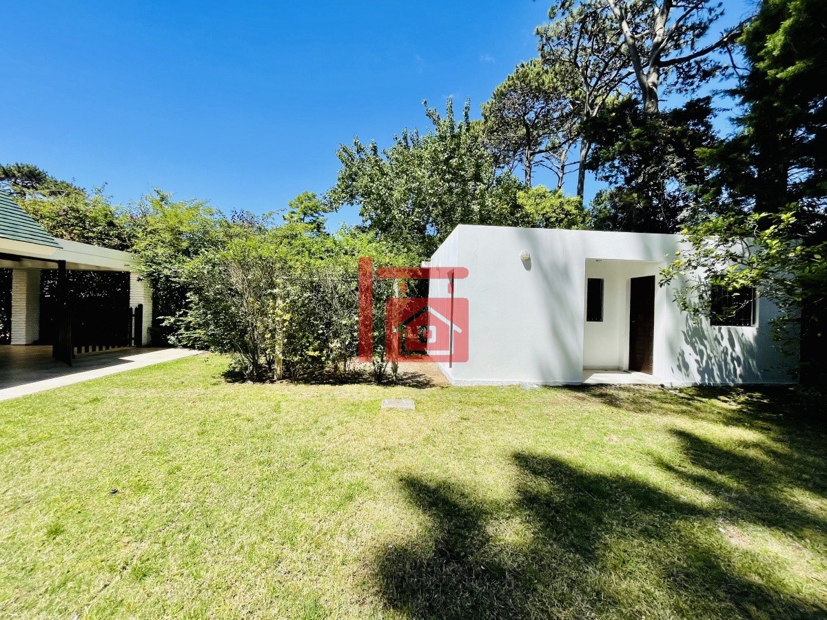 Casa ID.450 - Alquiler temporario de sólida y amplia casa de cinco dormitorios más dependencia de servicio y piscina, Lugano, Punta del Este