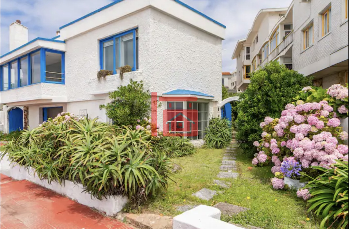 Casa ID.763 - Gran Casa en Venta sobre el Mar de 5 Dormitorios y Dependencia en Península, Punta del Este