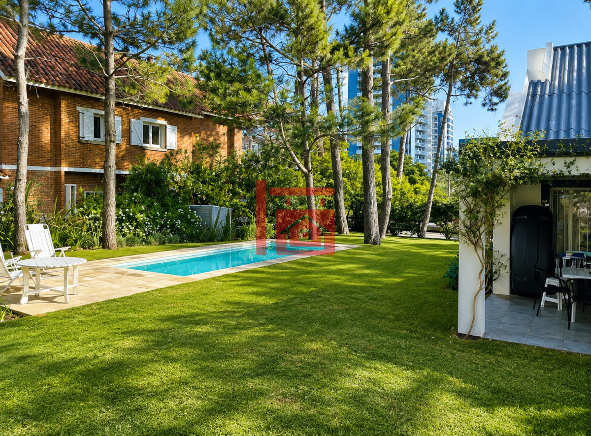 Casa ID.409 - Casa de 3 Dormitorios más Dependencia y Piscina, en Aidy Grill Punta del Este, Ubicada a pasos del Mar