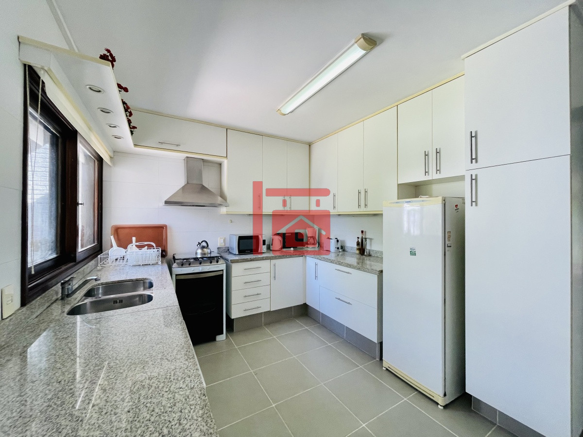 Casa ID.450 - Alquiler temporario de sólida y amplia casa de cinco dormitorios más dependencia de servicio y piscina, Lugano, Punta del Este