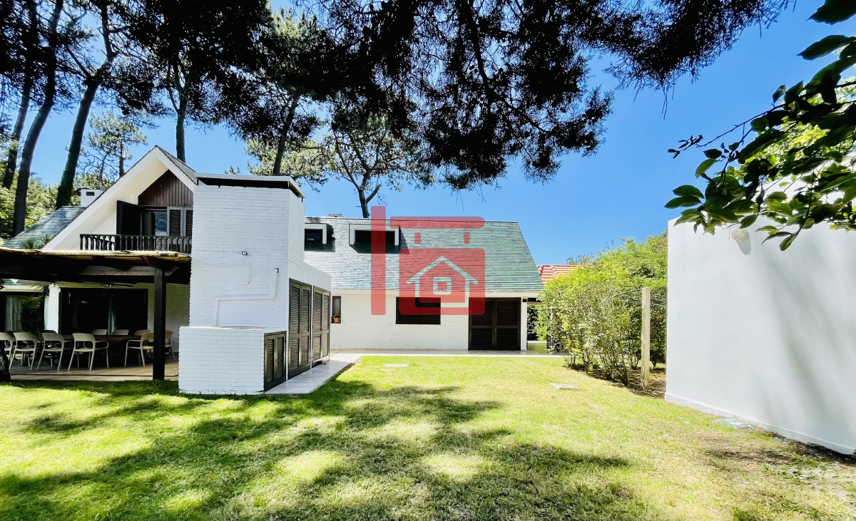 Casa ID.450 - Alquiler temporario de sólida y amplia casa de cinco dormitorios más dependencia de servicio y piscina, Lugano, Punta del Este