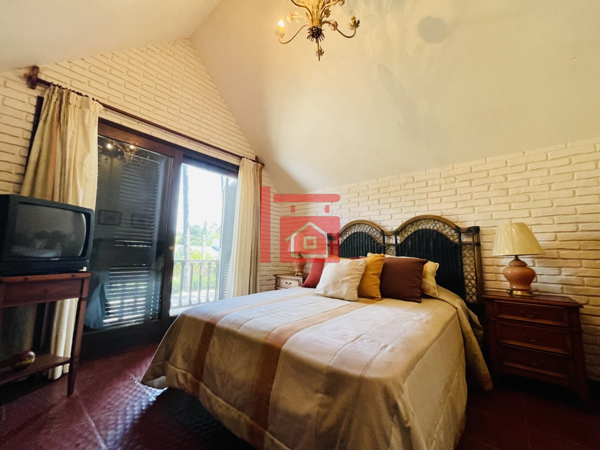 Casa ID.450 - Alquiler temporario de sólida y amplia casa de cinco dormitorios más dependencia de servicio y piscina, Lugano, Punta del Este