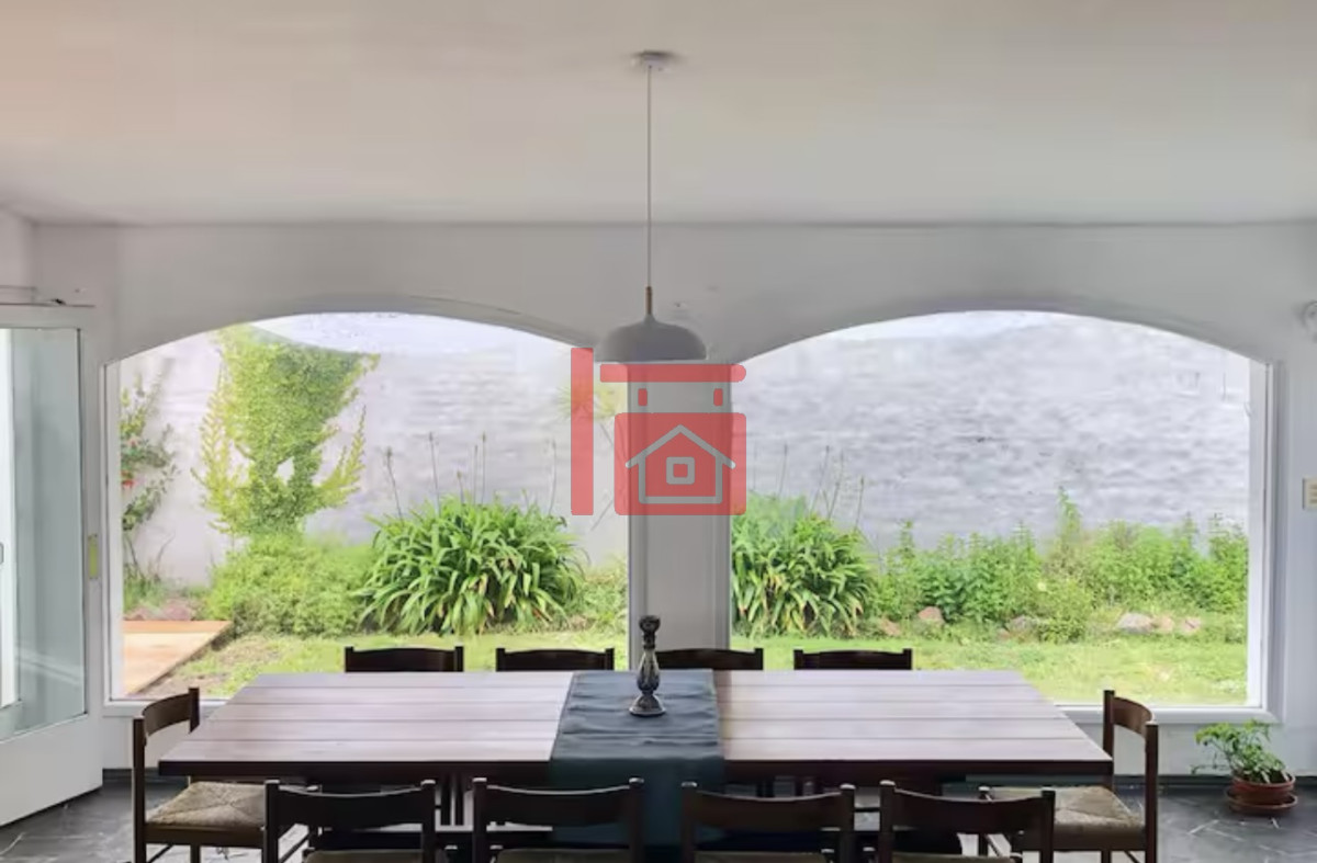 Casa ID.763 - Gran Casa en Venta sobre el Mar de 5 Dormitorios y Dependencia en Península, Punta del Este