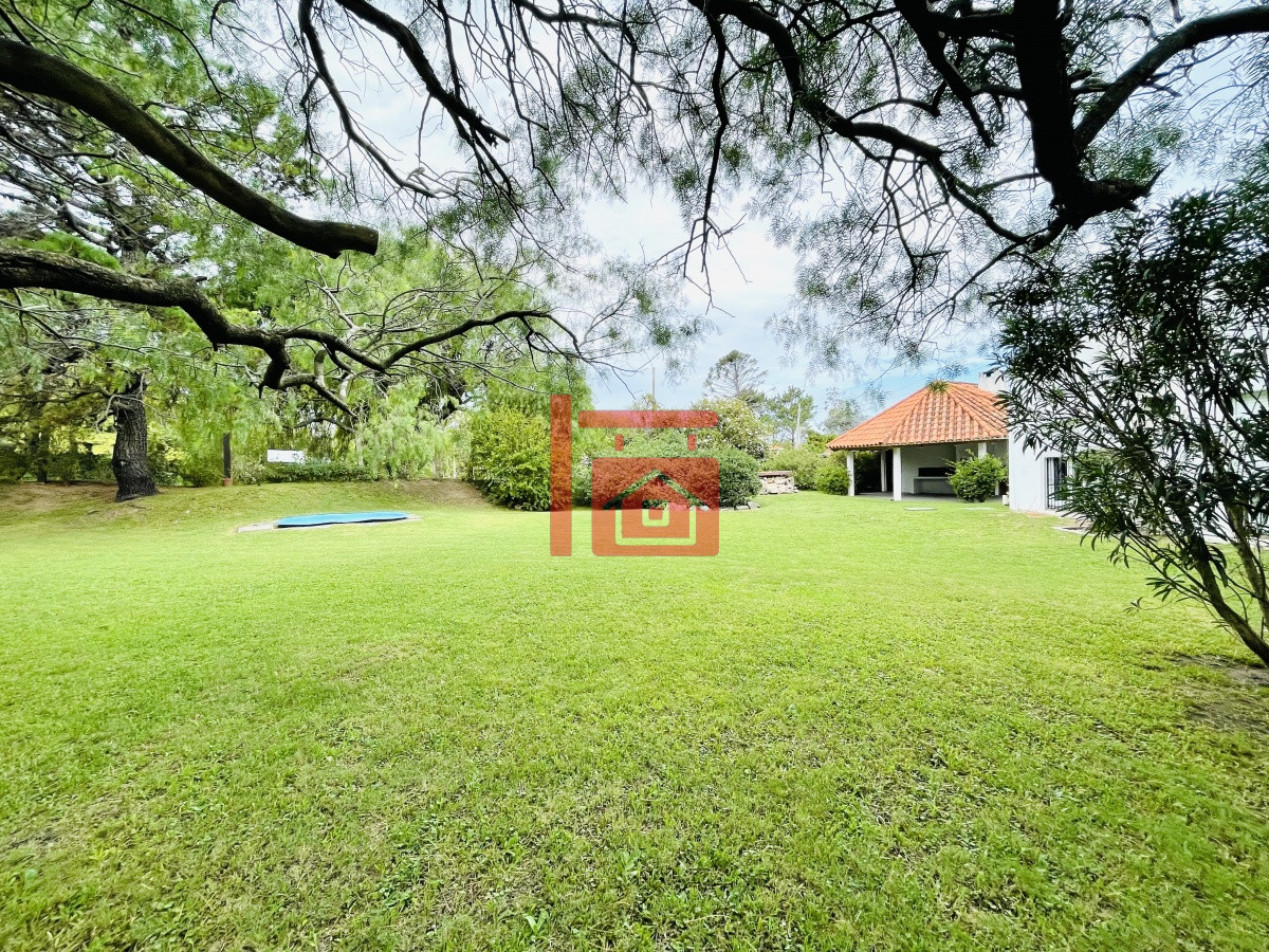 Casa ID.222 - Casa de 4 Dormitorios, Parrillero y Piscina a pocos metros del Mar, Playa Mansa