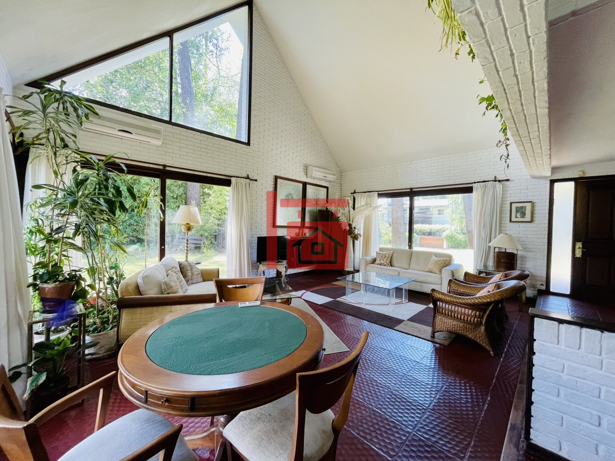 Casa ID.450 - Alquiler temporario de sólida y amplia casa de cinco dormitorios más dependencia de servicio y piscina, Lugano, Punta del Este