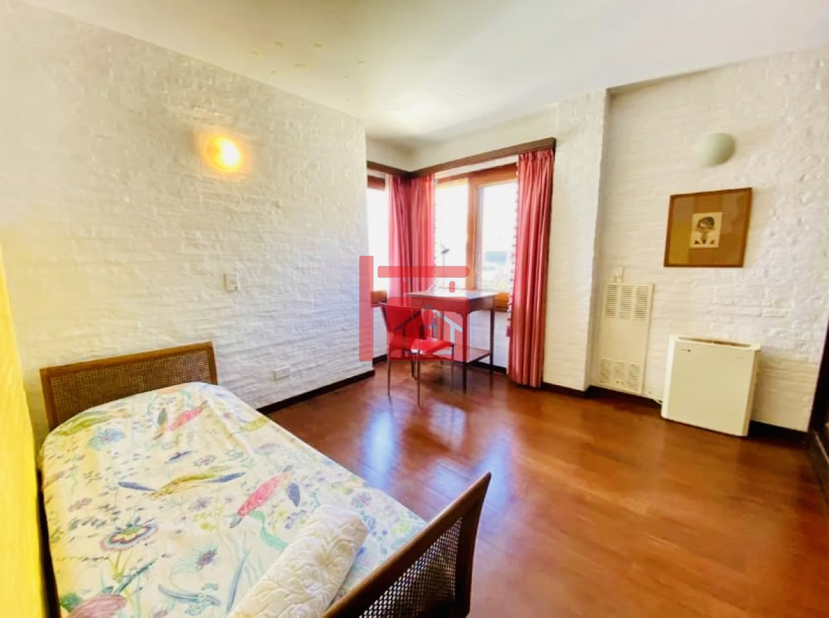Casa ID.763 - Gran Casa en Venta sobre el Mar de 5 Dormitorios y Dependencia en Península, Punta del Este