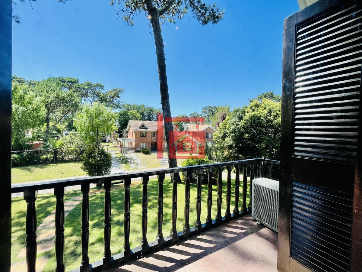 Casa ID.450 - Alquiler temporario de sólida y amplia casa de cinco dormitorios más dependencia de servicio y piscina, Lugano, Punta del Este