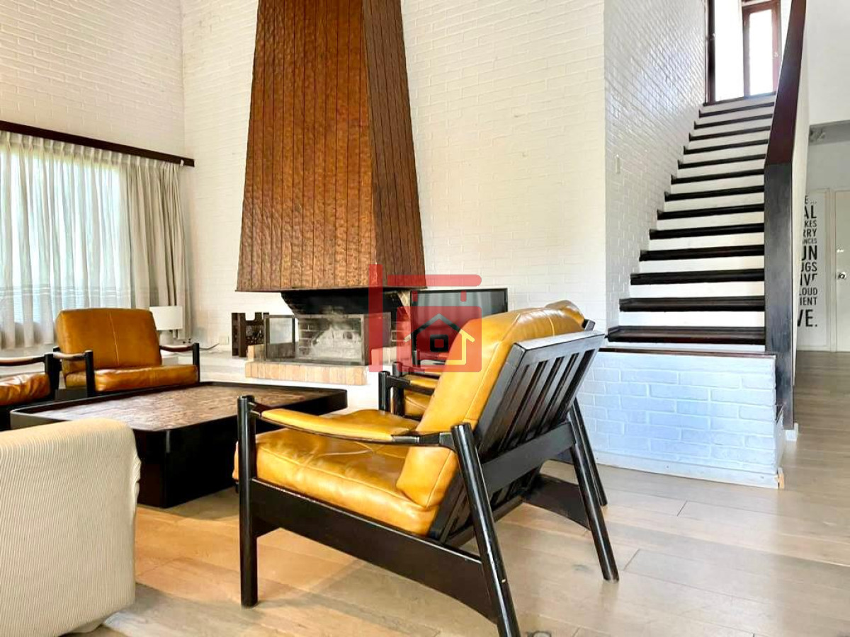 Casa ID.222 - Casa de 4 Dormitorios, Parrillero y Piscina a pocos metros del Mar, Playa Mansa