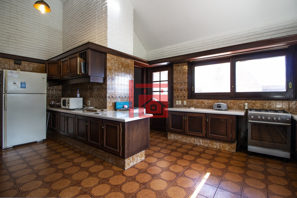 Casa ID.1307 - Venta de Casa de 4 Dormitorios y Piscina con gran parque en Playa Mansa, Punta del Este