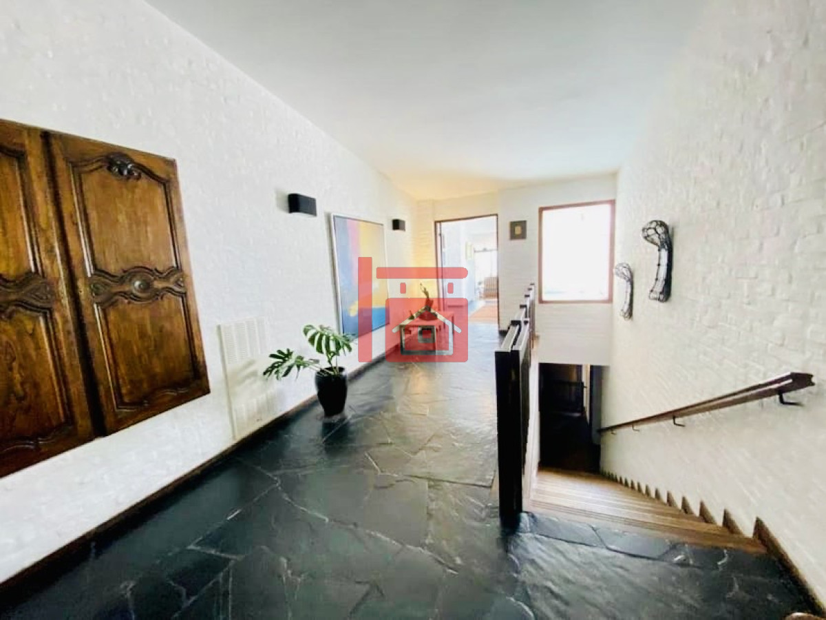 Casa ID.763 - Gran Casa en Venta sobre el Mar de 5 Dormitorios y Dependencia en Península, Punta del Este