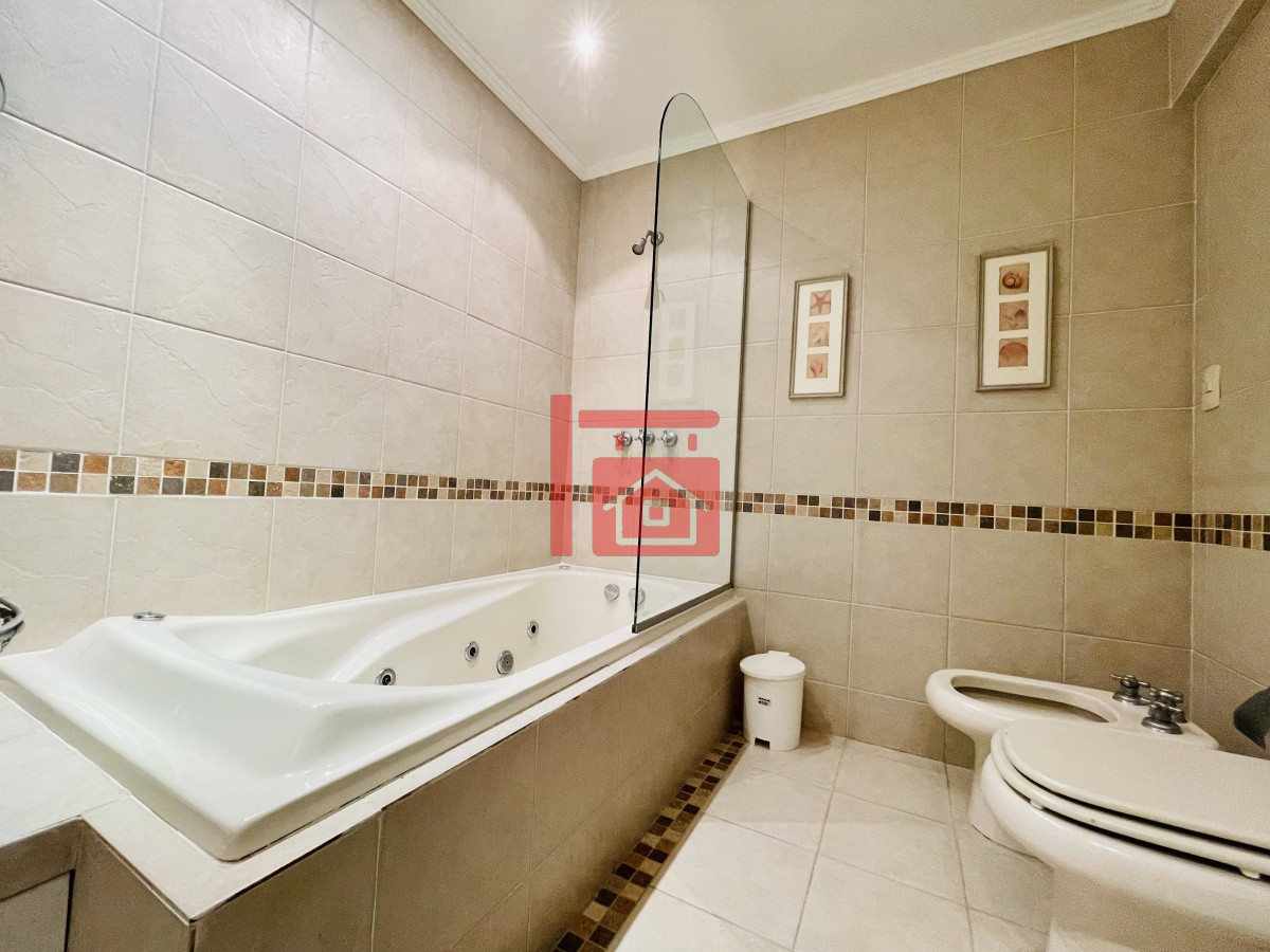 Casa ID.450 - Alquiler temporario de sólida y amplia casa de cinco dormitorios más dependencia de servicio y piscina, Lugano, Punta del Este