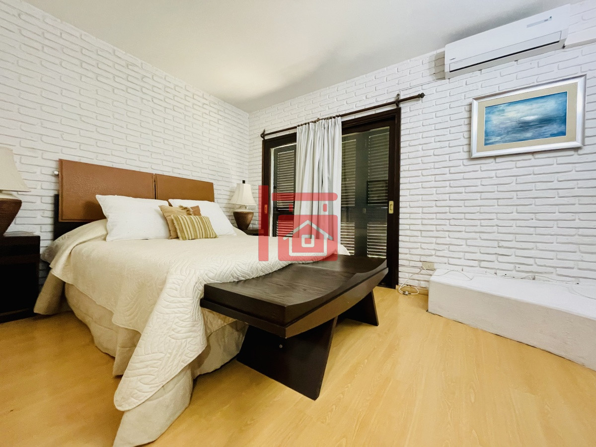 Casa ID.450 - Alquiler temporario de sólida y amplia casa de cinco dormitorios más dependencia de servicio y piscina, Lugano, Punta del Este