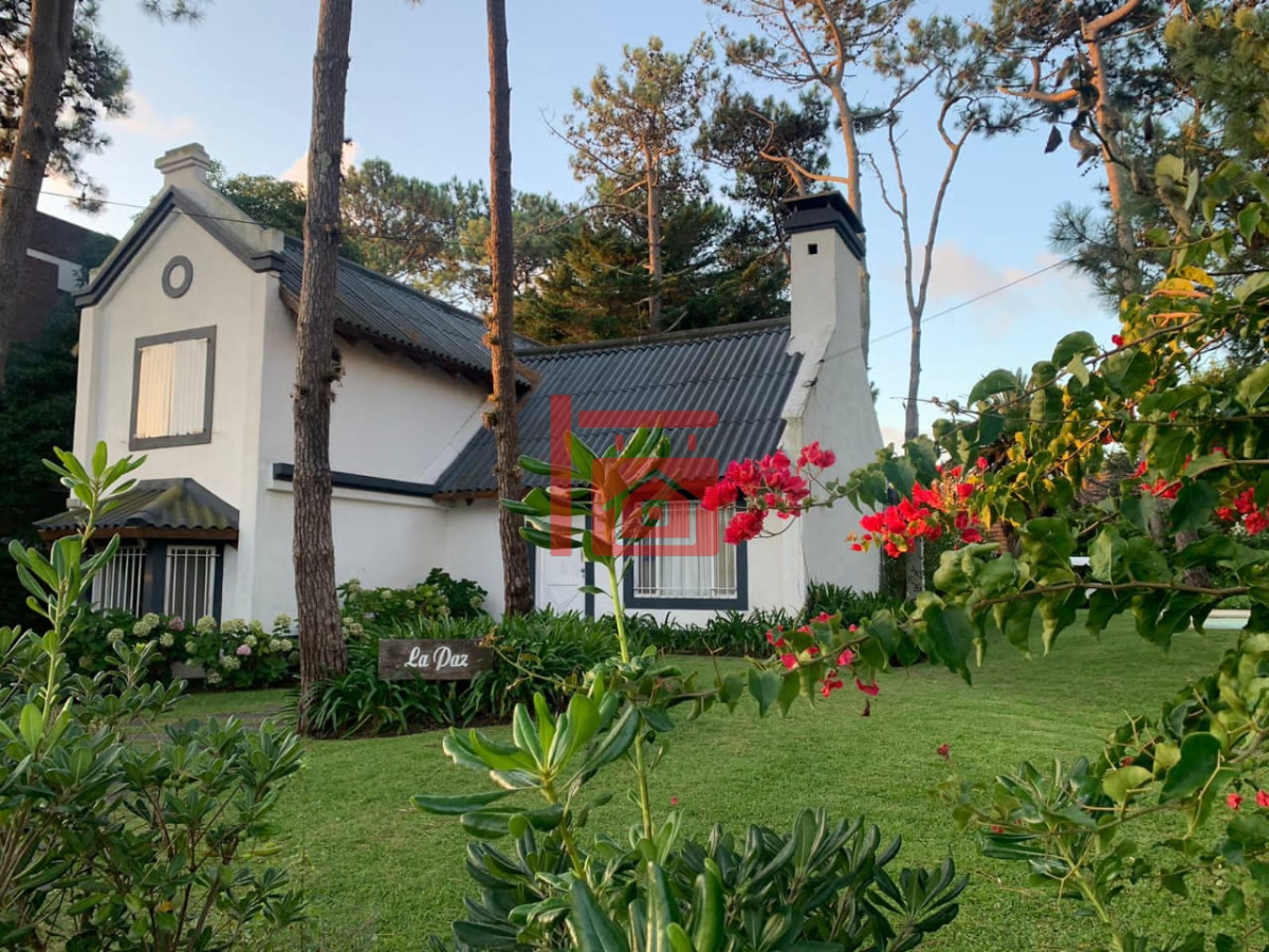 Casa ID.409 - Casa de 3 Dormitorios más Dependencia y Piscina, en Aidy Grill Punta del Este, Ubicada a pasos del Mar
