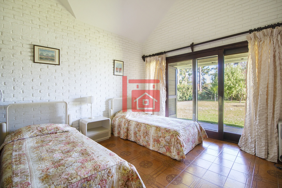 Casa ID.1307 - Venta de Casa de 4 Dormitorios y Piscina con gran parque en Playa Mansa, Punta del Este