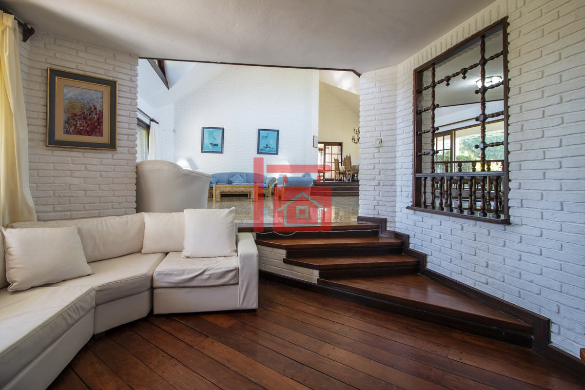 Casa ID.1307 - Venta de Casa de 4 Dormitorios y Piscina con gran parque en Playa Mansa, Punta del Este
