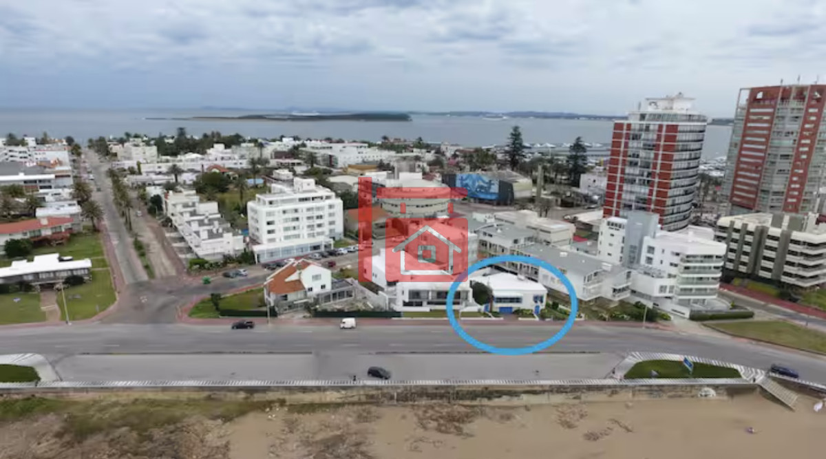 Casa ID.763 - Gran Casa en Venta sobre el Mar de 5 Dormitorios y Dependencia en Península, Punta del Este
