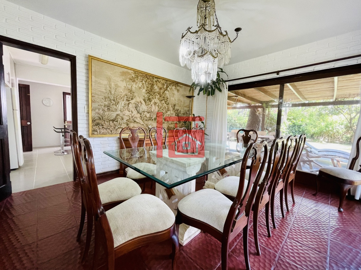 Casa ID.450 - Alquiler temporario de sólida y amplia casa de cinco dormitorios más dependencia de servicio y piscina, Lugano, Punta del Este