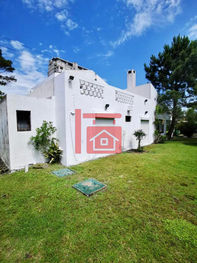 Casa ID.222 - Casa de 4 Dormitorios, Parrillero y Piscina a pocos metros del Mar, Playa Mansa