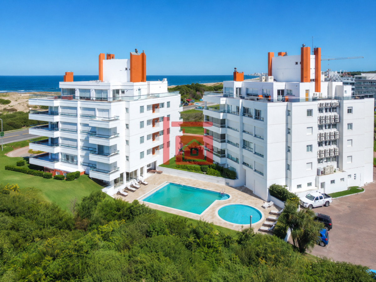 Apartamento ID.1121 - Exclusivo Apartamento Frente al Mar en Playa Brava, 3 Dormitorios y Dependencia