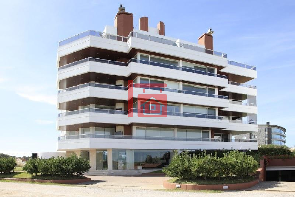 Apartamento ID.1121 - Exclusivo Apartamento Frente al Mar en Playa Brava, 3 Dormitorios y Dependencia